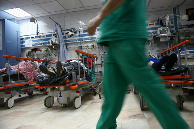 Mai multe cadre medicale au in grija pacienti adusi in stare grava in sala de garda a Unitatii de Primiri Urgente a spitalului Floreasca din Bucuresti, vineri 13 februarie 2009.